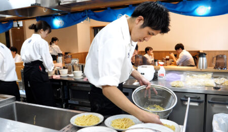 油そば 元祖油堂 新宿西口店【新卒正社員募集】